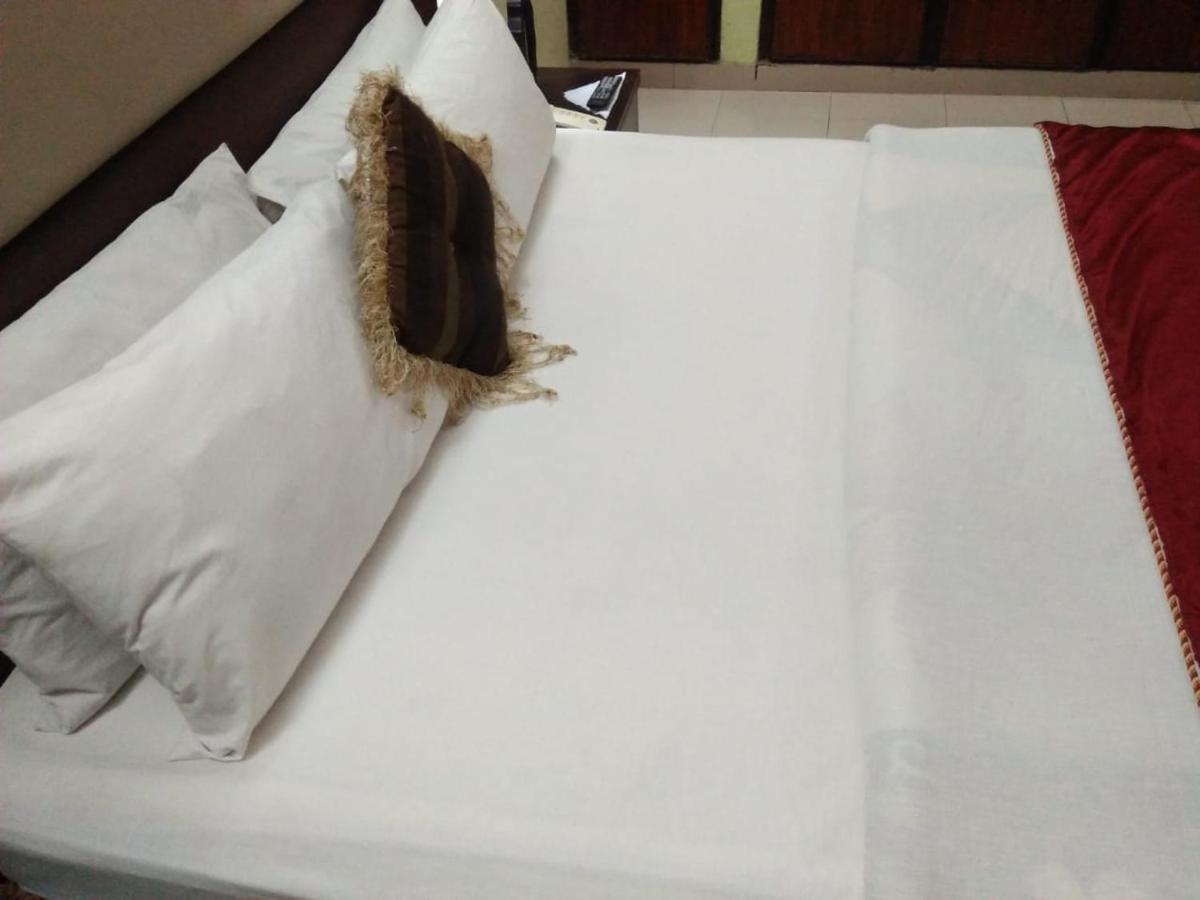 Tourist Inn Hotel Lahore Bagian luar foto